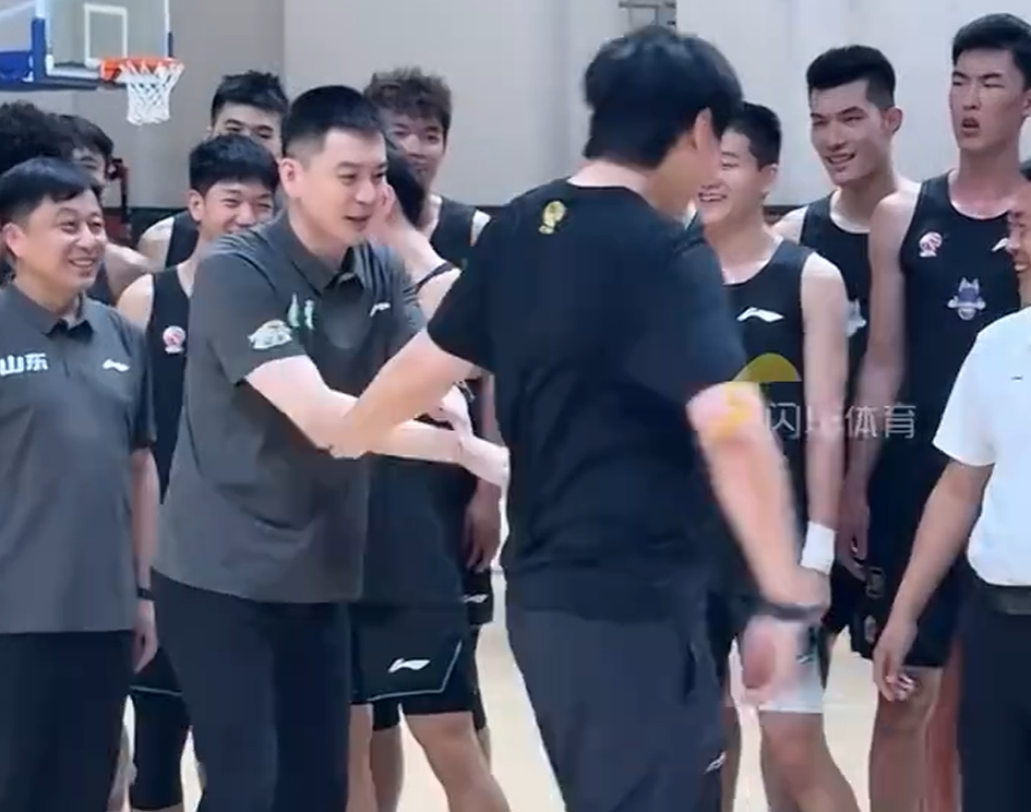 src, 同时根据球, 双方的球员