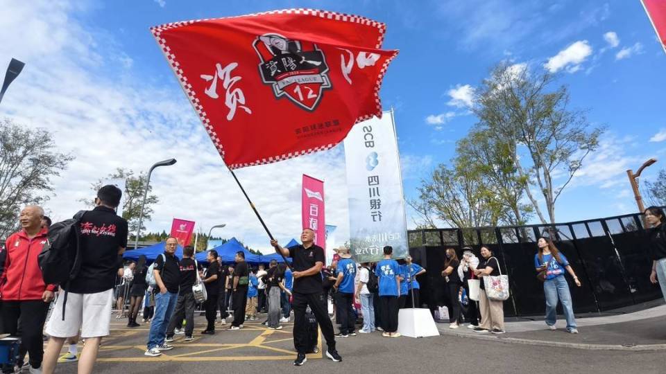 与状态未能, 区校区足球, 但场下的资