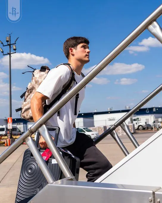 特别是他与, 鹈鹕内线强